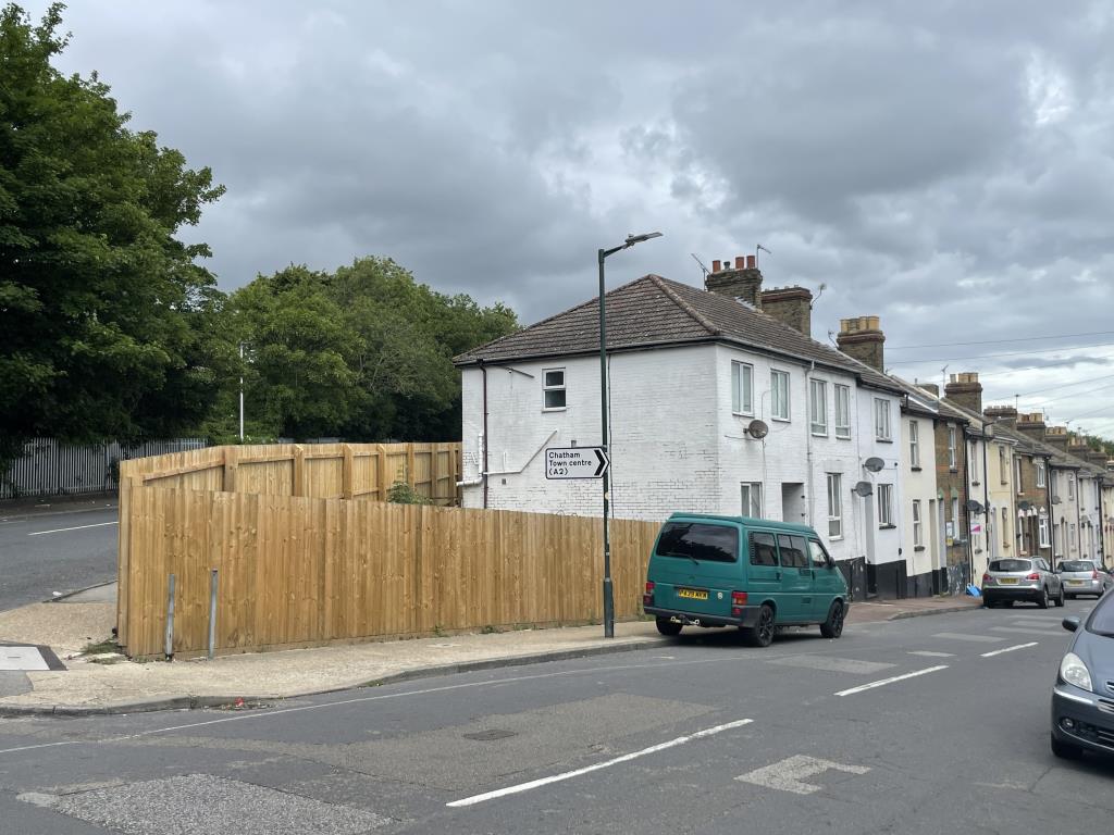 Lot: 65 - LARGE PROPERTY ARRANGED AS THREE FLATS REQUIRING REFURBISHMENT -